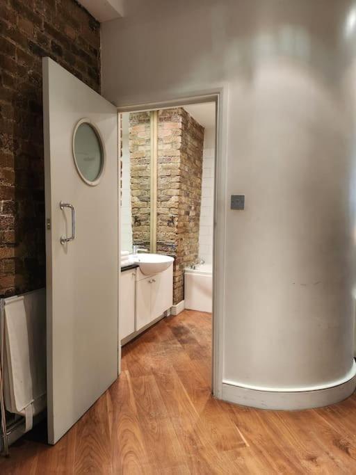 Charming Designer 1 Bed - Check Profile * London