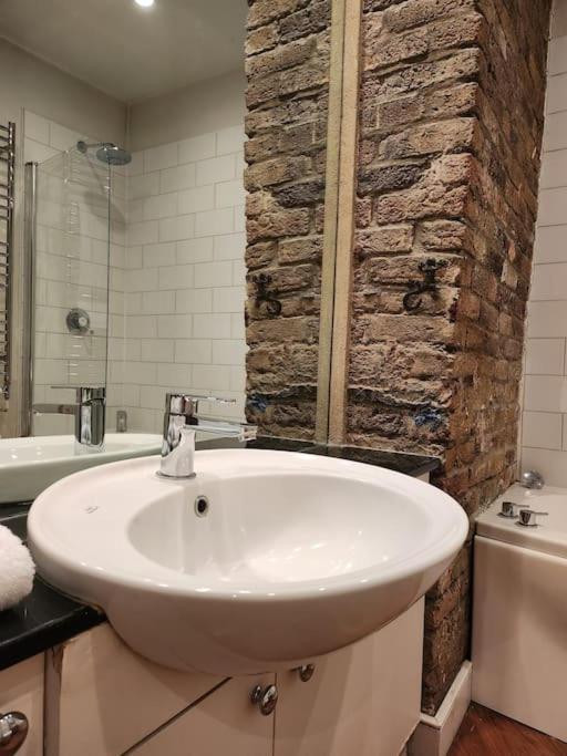 Charming Designer 1 Bed - Check Profile * London